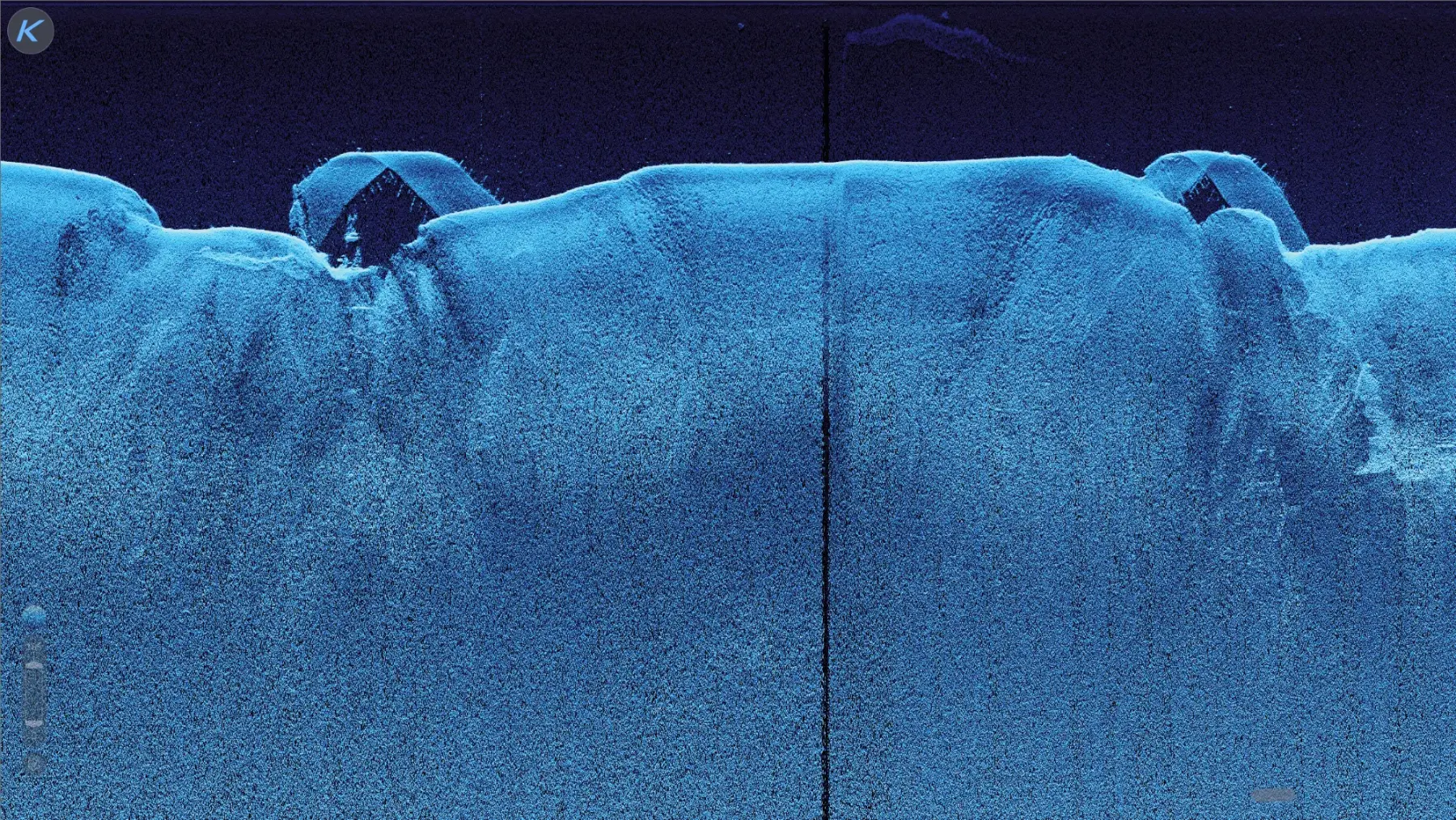 High-detail echogram: the water column, the bottom return and two channels stitched at the centre seam